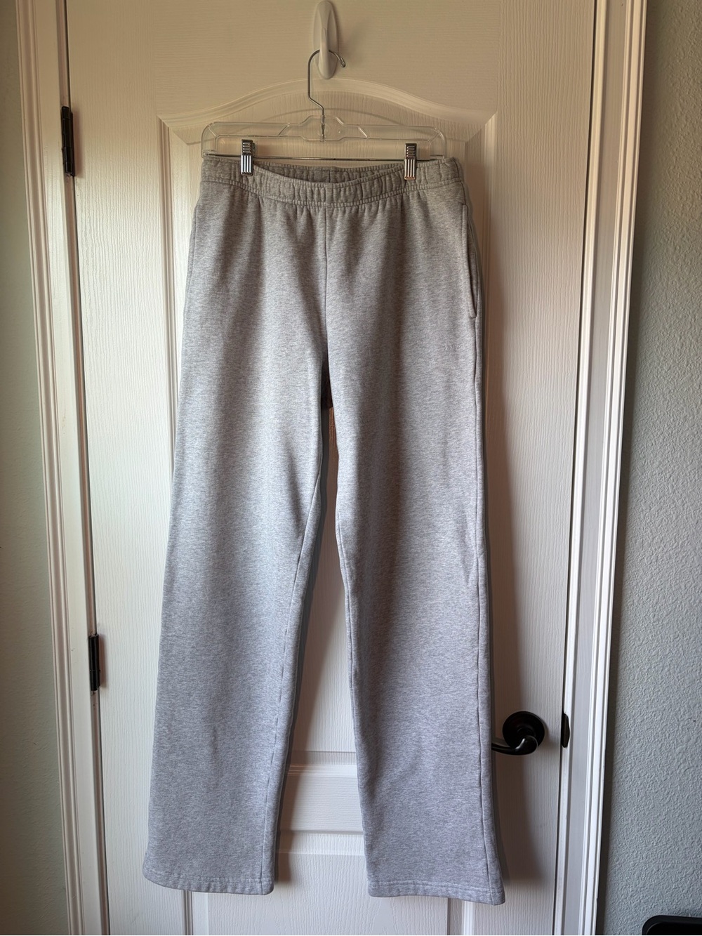 Aritzia Light Gray Women’s Sweatfleece Megafit size M Tall straight leg AR03
